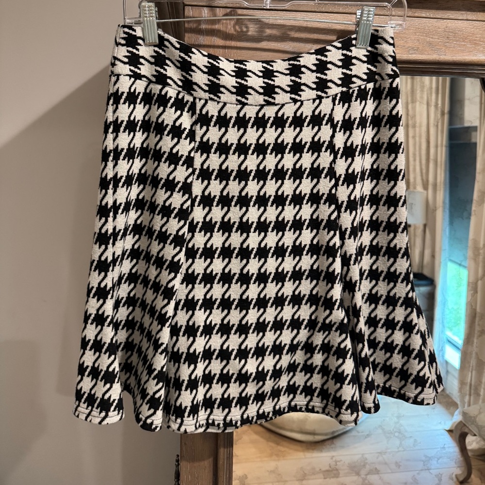 Stylish Black and White Houndstooth Skirt